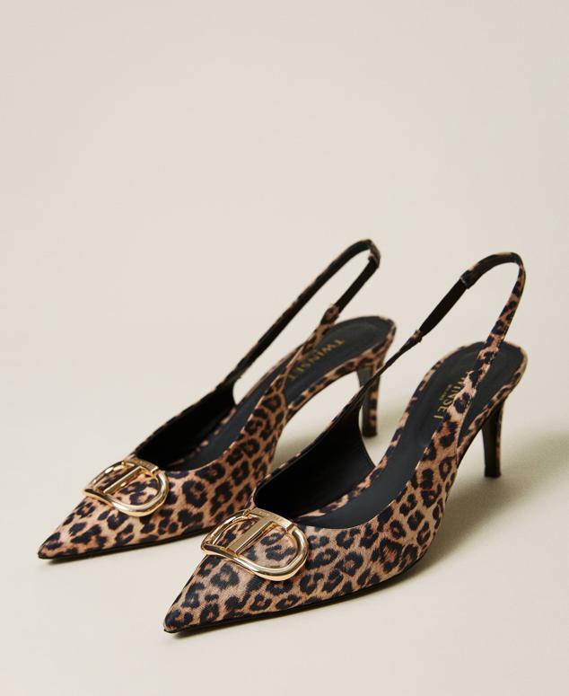 Sandalias de tacón destalonados de tejido animal print. Confeccionado con punta puntiaguda y abalorios dorados en la puntera. Es de Twinset. Precio: 286 €.