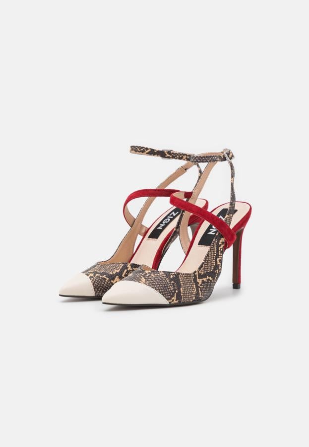 Sandalias de tacón efecto piel con animal print y color rojo vibrante. Son de Zign. Precio: 53,99 €. 