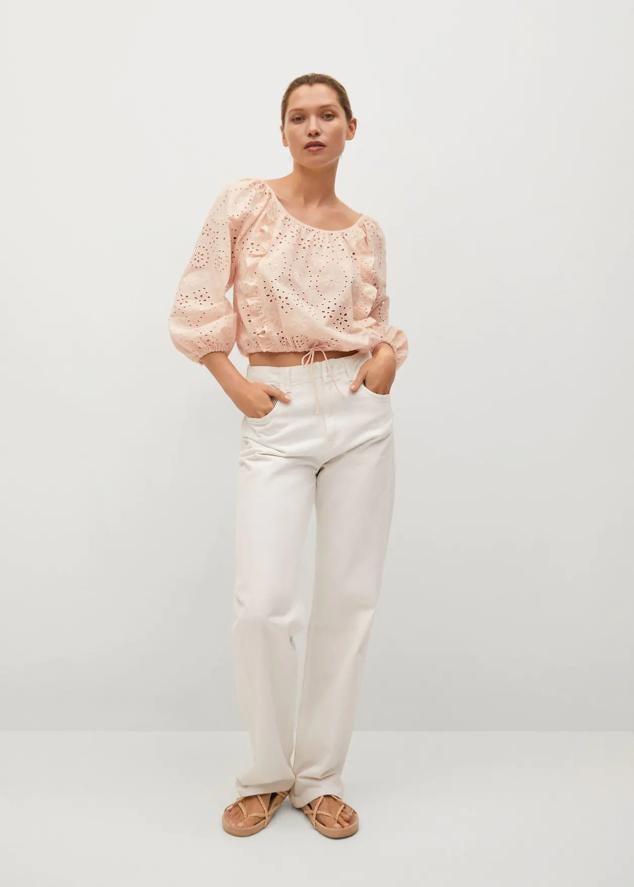 Se trata de una blusa de algodón con bordado suizo. Es una blusa confeccionada 100% en algodón. Cuenta con diseño crop y detalle con volantes. Tiene la manga abullonada y puños elásticos. Ahora está rebajado a 12,99 euros.