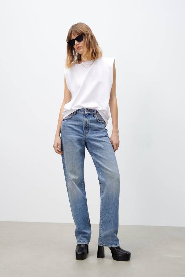 Camiseta en tejido 100% algodón con cuello redondo y manga sisa con hombreras, de Zara. SU precio es de 12,95 euros y la encontrarás en cinco colores.