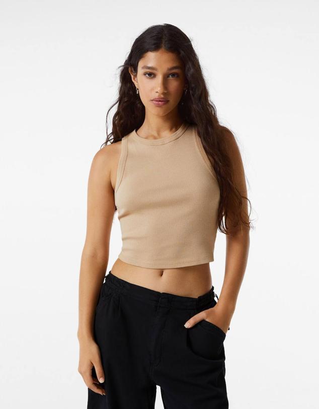 Camiseta sin mangas con cuello redondo y detalles rib, de Bershka. Cómprala en 7 colores, por 5,99 euros.