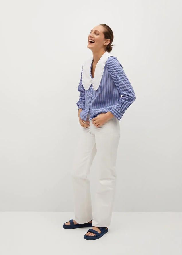 Se trata de una camisa de color azul con estampado de rayas. Es una prenda con manga larga y cuello babydoll en color blanco. Cuenta con tejido popelín de algodón. Ahora tiene un precio de 12,99 euros.