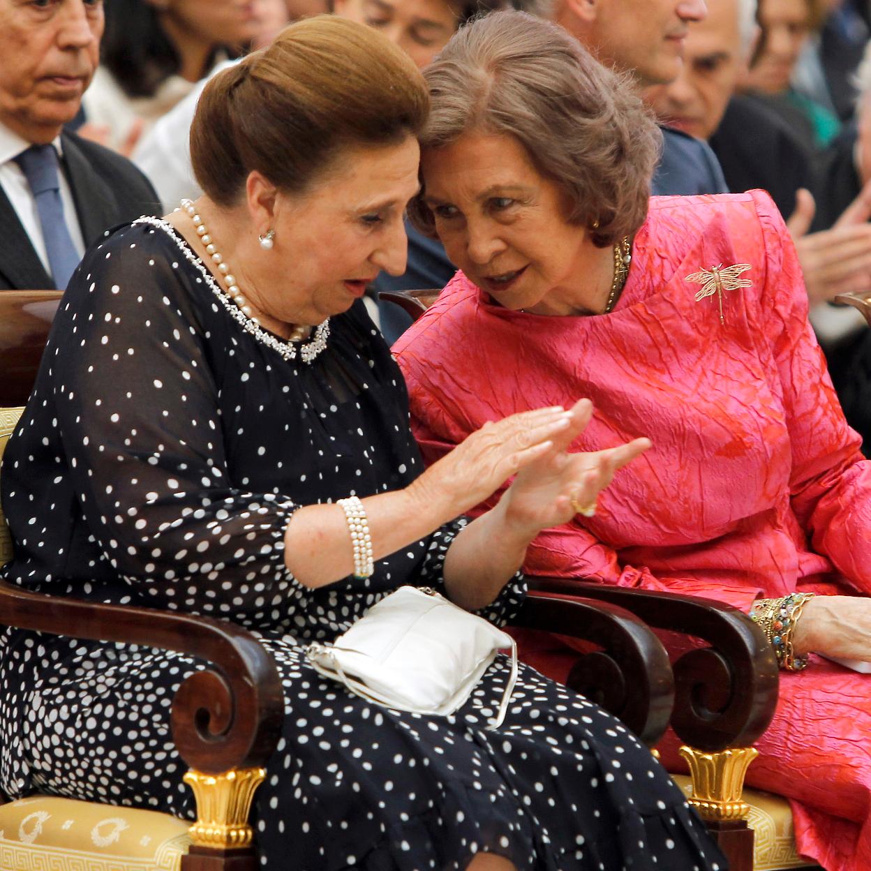 La reina Sofía y la infanta Margarita comparten confidencias.