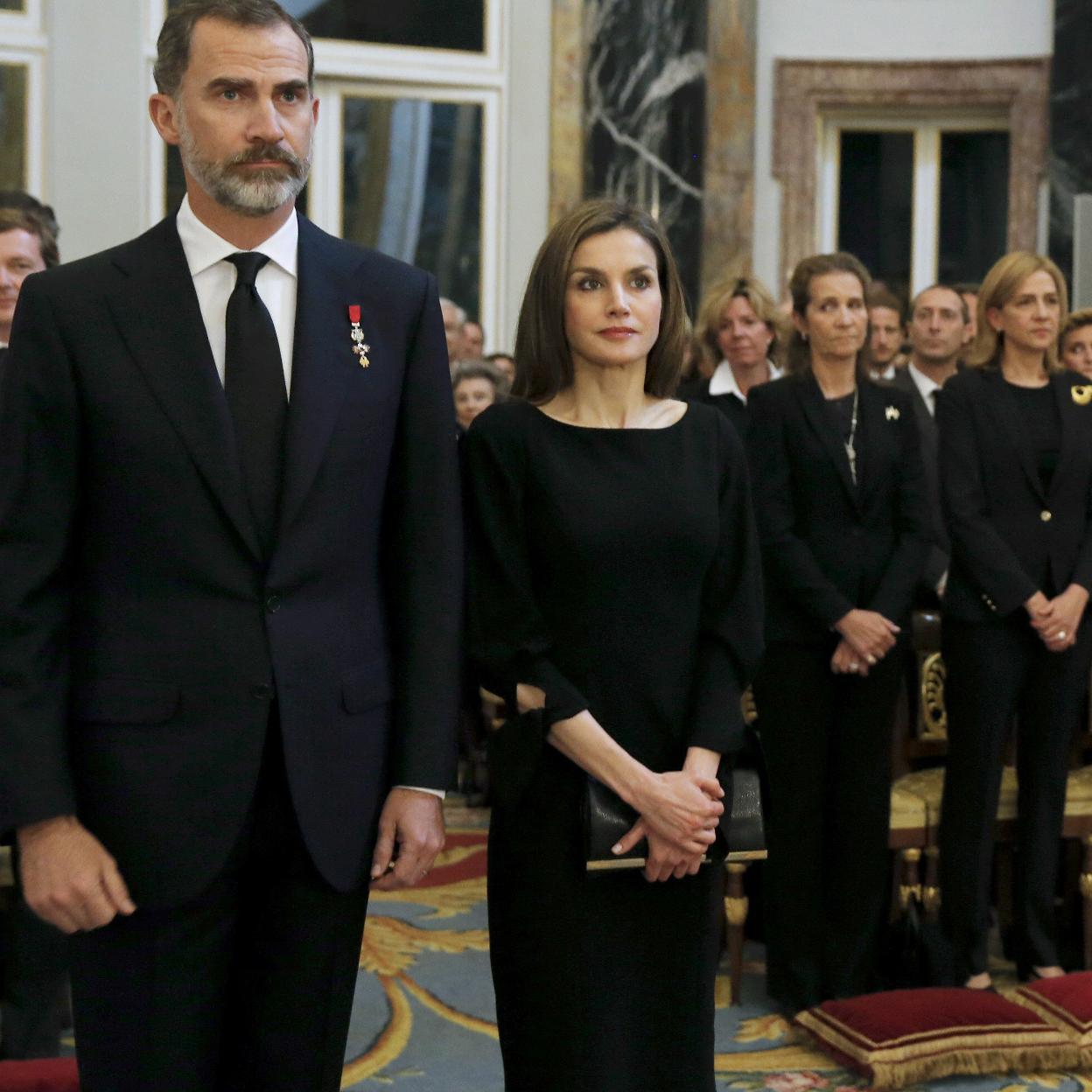 Los reyes de España, don Felipe y doña Letizia, y las infantas Elena y Cristina, en el funeral de la Infanta Alicia de Borbón Parma, en 2017.