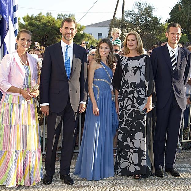 Doña Letizia y don Felipe con la infanta Elena, la infanta Cristina e Iñaki Urdangarín en la boda de Nicolás de Grecia.