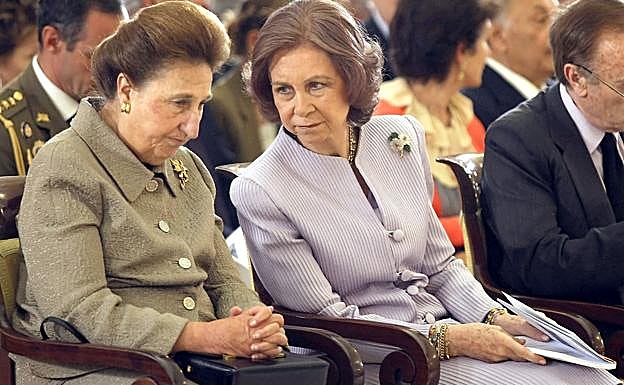 La reina Sofía junto a la infanta Margarita en un acto institucional.