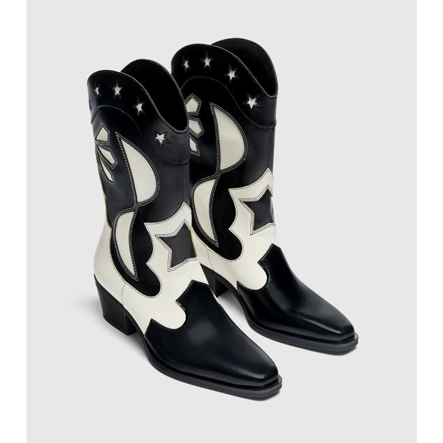 Botas estilo cowboy disponible en dos colores, negro y rojo. Detalle de piezas en el corte en contraste de color blanco. Acabado en punta y tacón de cinco centímetros. Precio: 49,99 euros en Pull & Bear.