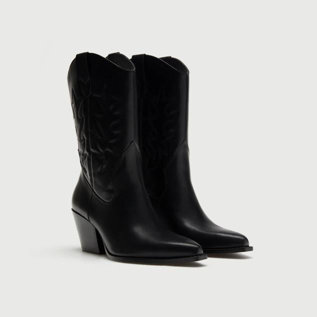 Botín de caña media y estilo cowboy acabado en punta. Detalle de costuras decorativas y tacón en bloque de 6,5 centímetros. Precio: 35,99 euros en Lefties.