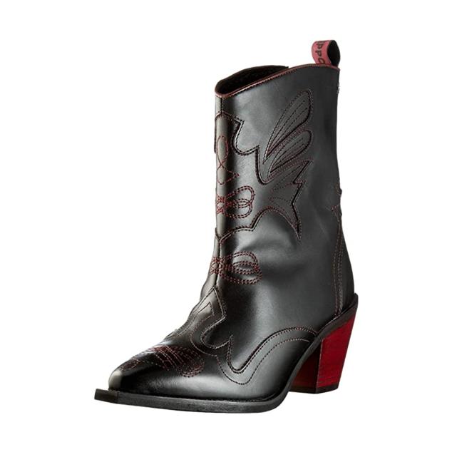 Botines de caña baja elaborados en cuero sintético con tacón ancho de color rojo y 6,5 centímetros de altura. En color negro y detalles de bordados de color rojo. Precio: 60,10 euros en Amazon.