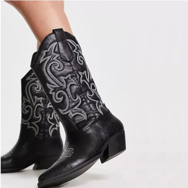 Botín de caña media estilo cowboy con acabado en punta y cabón en bloque. Elaboradas en color negro y bordados en blanco tanto en la caña como en el empeine. Precio: 57,99 euros en Asos.