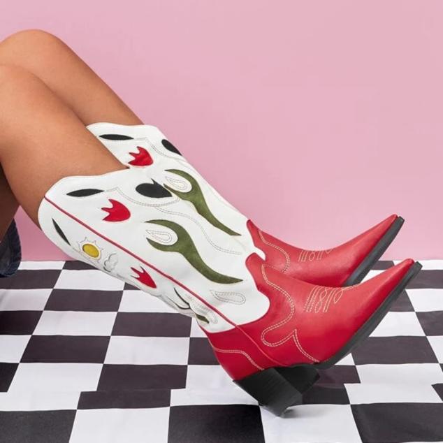 Botas de caña media elaboradas en cuero sintético con punta afilada y tacón en bloque. De color rojo y blanco bombinado con bordados en diferentes colores. Precio: 19 euros en Shein.