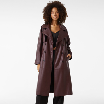 Imagen secundaria 1 - Gabardinas de Zara (satinada), Bershka (en cuero) y Mango (en verde menta).