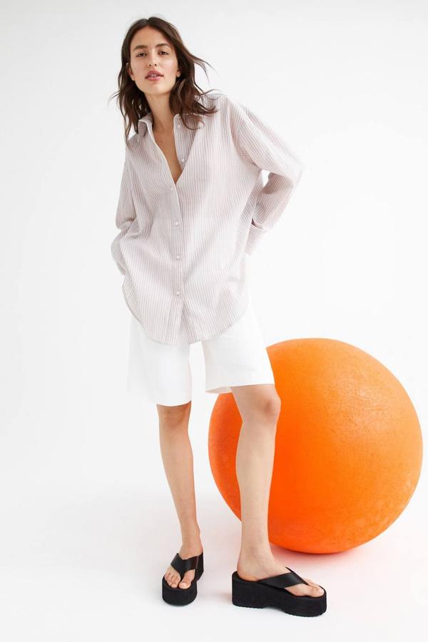 Camisa en tejido de algodón ligero con efecto arrugado, corte relajada, manga larga con costura de hombros caída, cuello solapa y cierre de botones, en estampado a rayas beige y crudo. La encontrarás a 19,99 euros.