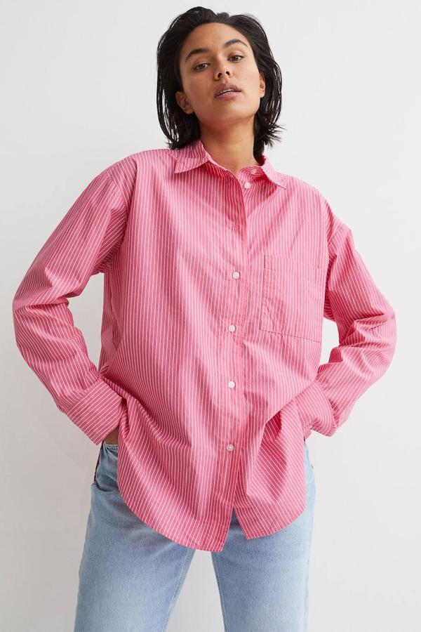 Camisa oversize de algodón con cuello solapa, manga larga, bolillo delantero y cierre de botones, en estampado a rayas rosa y blanco. Cómprala a 19,99 euros.