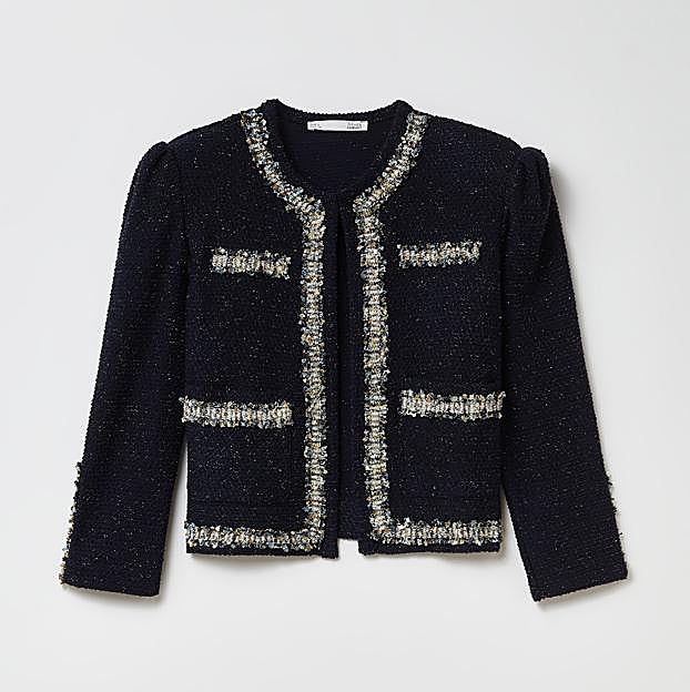 La chaqueta de Sfera azul marina con detalles en beige.