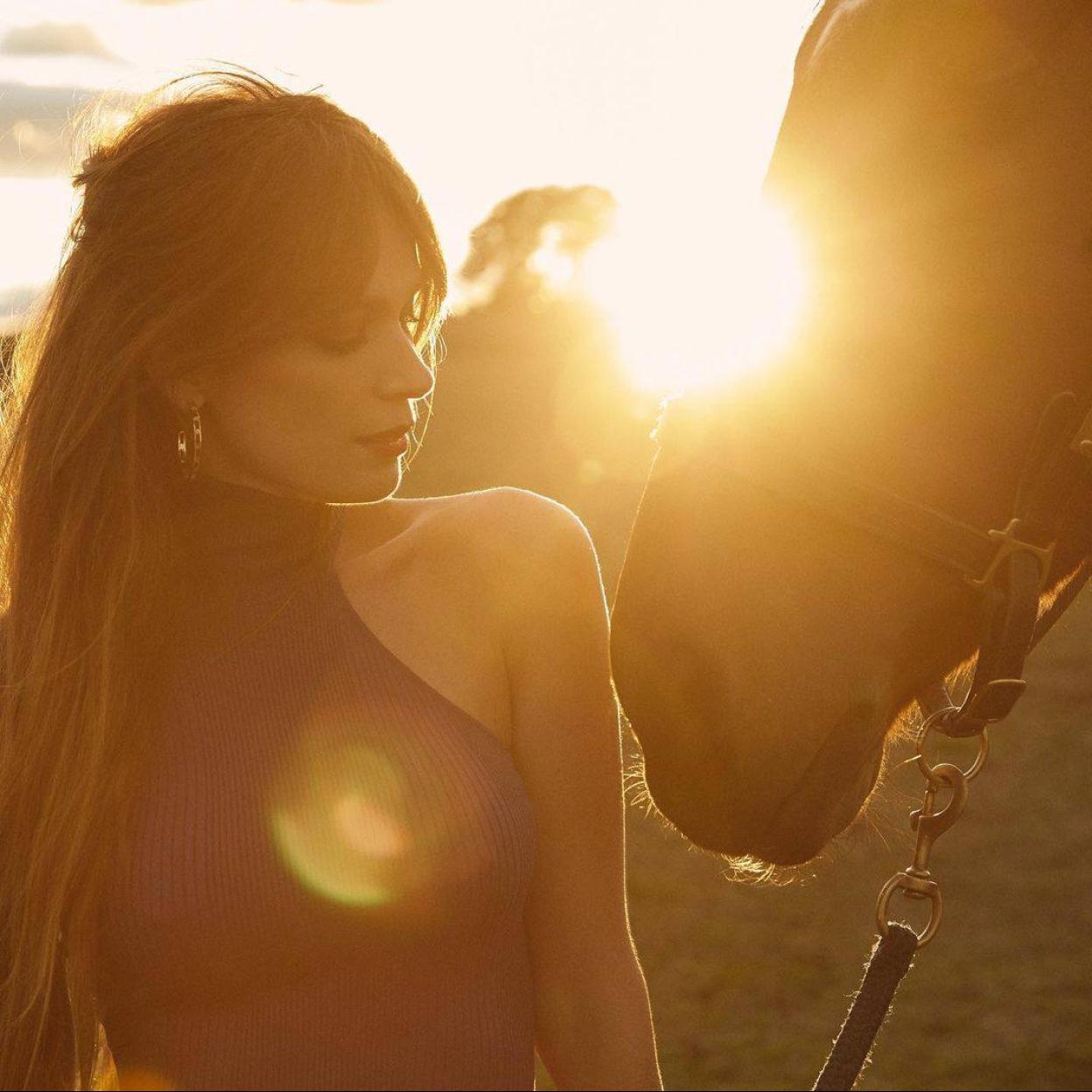 Mar Sarua tiene el conjunto de top y falda que quita años