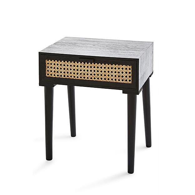 Una mesita de noche de ratán para darle un aire industrial y moderno a cualquier dormitorio.