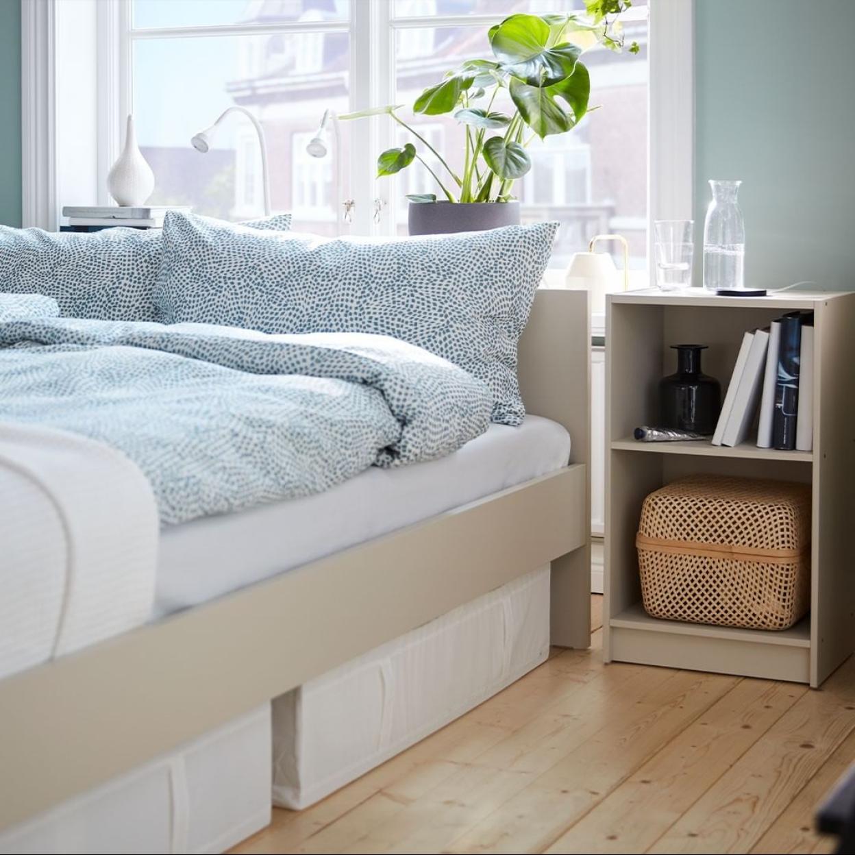 Una mesita de noche siempre suma diseño en cualquier dormitorio, además de ser muy útil.