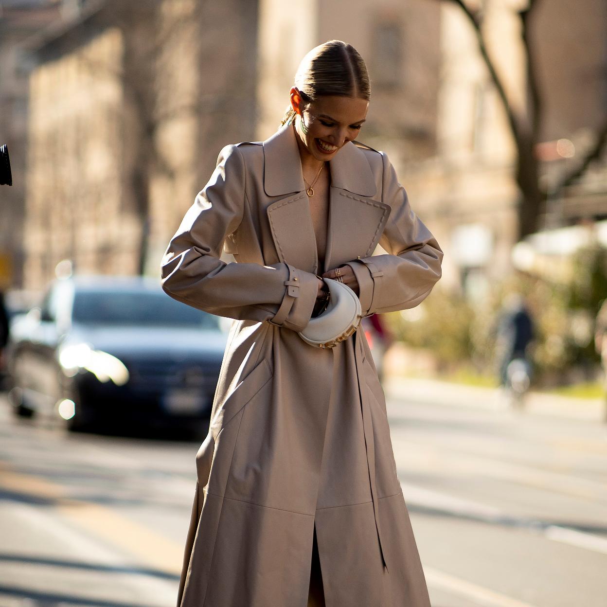 Gabardina de Fendi en el street style de París.