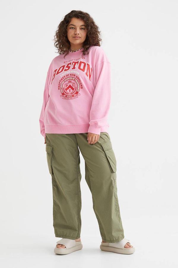 Para las chicas curvy, hemos escogido este modelo de H&M en color rosa que tiene un motivo estampado.