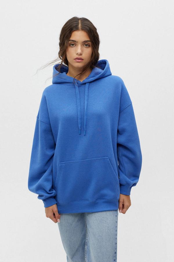 En Pull&Bear encontrarás esta sudadera con capucha que está disponible en nueve colores.