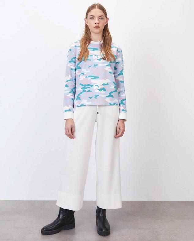 Este modelo de Sfera con un estampado multicolor tiene el cuello de caja y la manga larga.