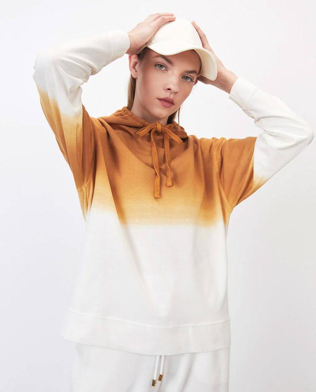 Sfera nos trae esta sudadera con un estampado degradado que va del color caramelo al blanco.