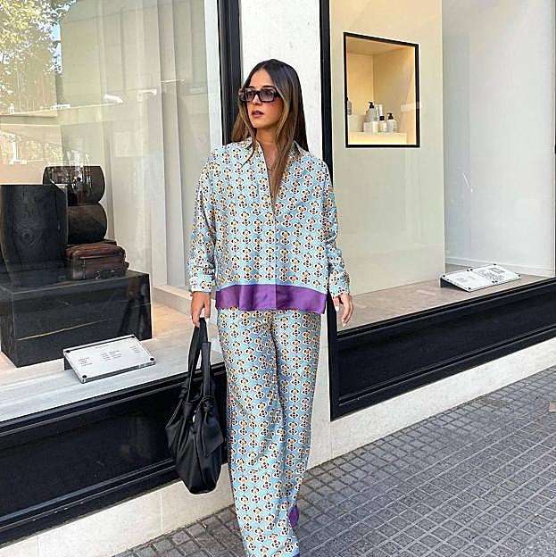 Ir cómoda y elegante a diario es fácil con los conjuntos pijameros con estampado geométrico favoritos de las influencers