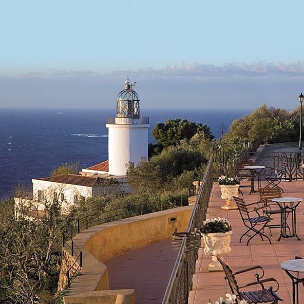 La Costa Brava alberga esta maravilla de paraíso, un faro que es hotel y restaurante al mismo tiempo.