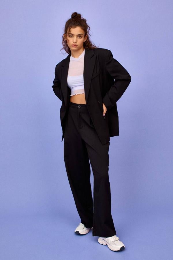 Blazer masculina con diseño de doble botonadura a tono, solapas de pico, hombreras y detalles de bolsillos, de H&M. La puedes comprar por 34,99 euros.