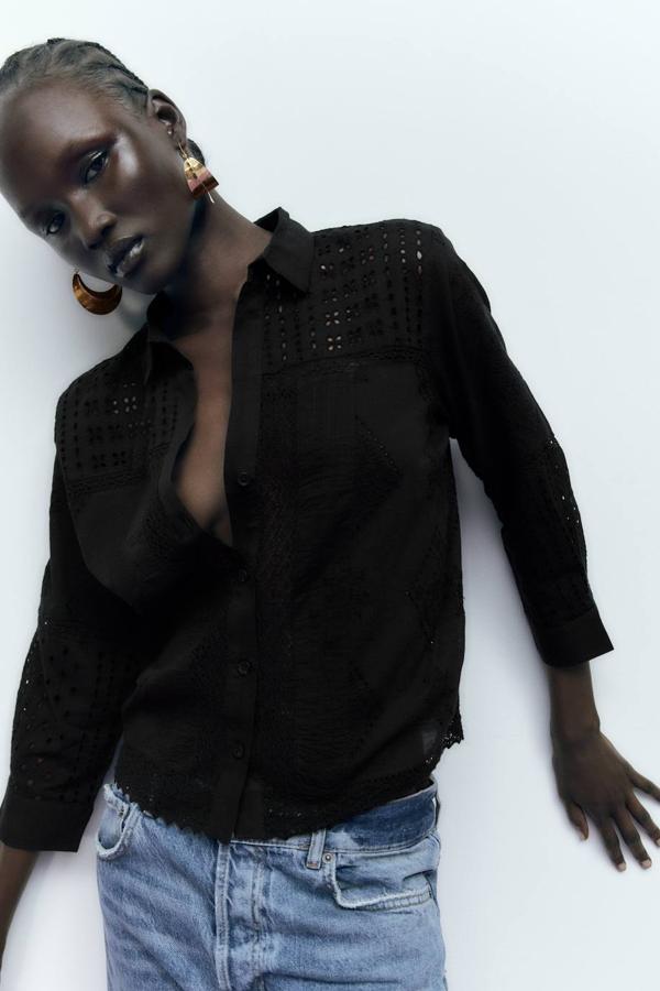 Camisa de algodón perforado con cuello solapa, manga larga terminada en puño y cierre de botones a tono, de Zara. Está disponible por 29,95 euros.