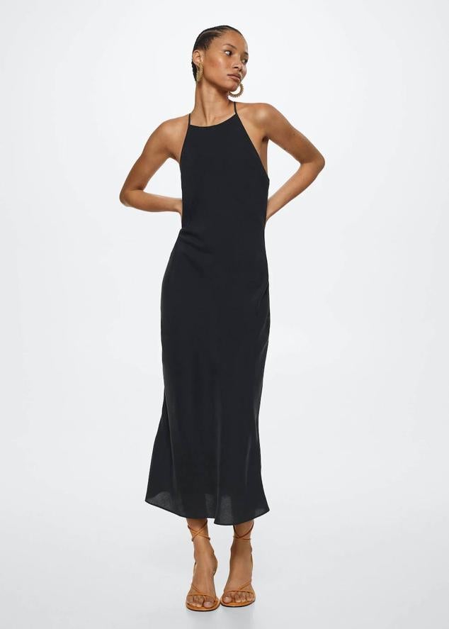 Vestido midi fluido con diseño recto, tirantes finos y espalda de nadadora, de Mango. Lo encontrarás por 39,99 euros.