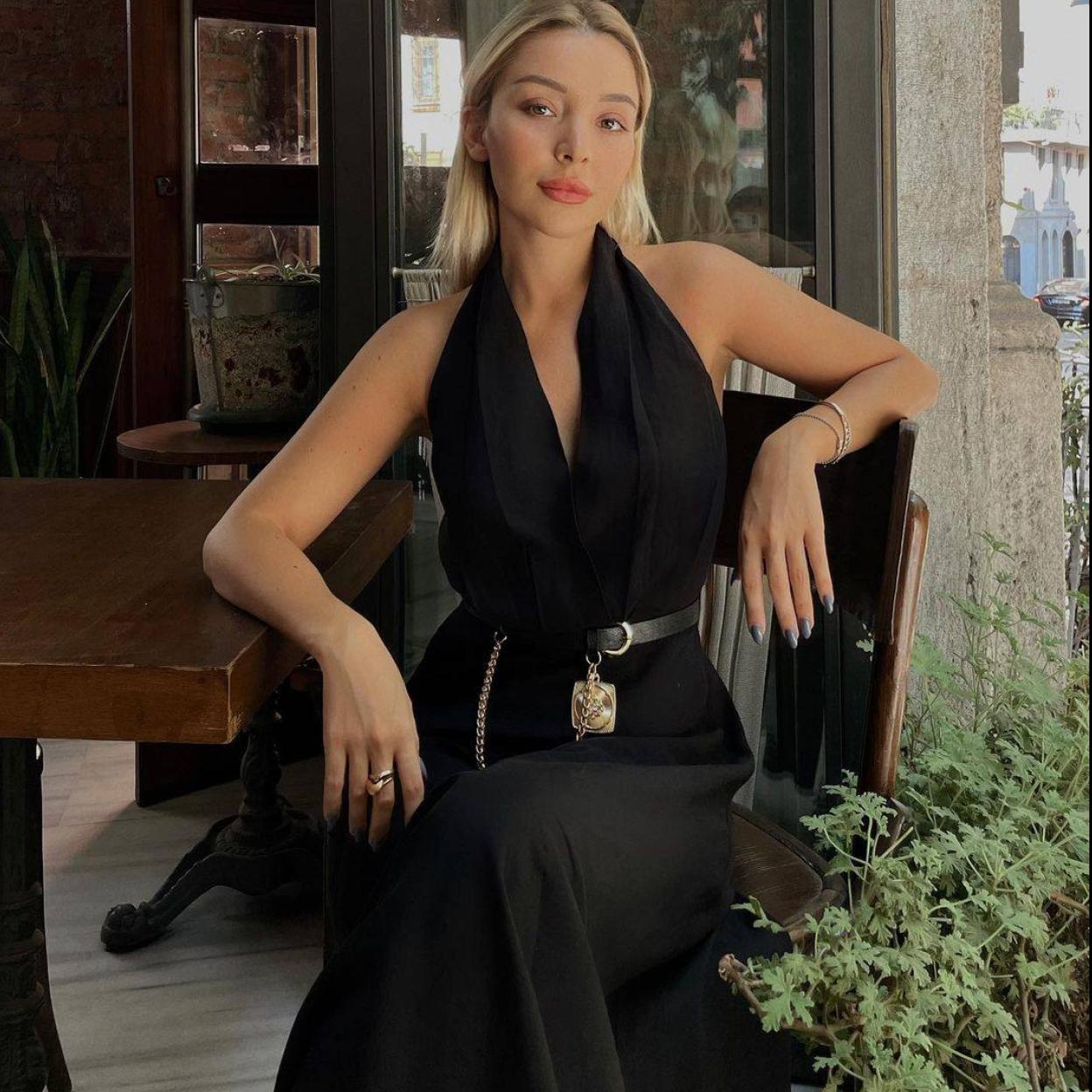 Los vestidos midi con cuello halter todoterreno que más estilizan