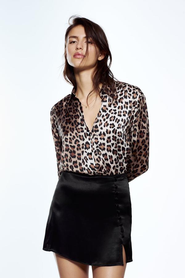 El tejido satinado se alía con el estampado de leopardo para crear la blusa más sofisticada de la nueva temporada. Blusa fluida de Zara (19,99 euos). 