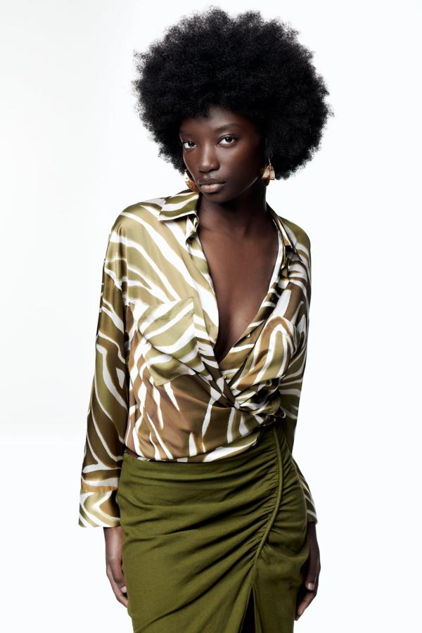 Los tonos verdes, con el caqui como protagonista, también tiñen las camisas satinadas con este tipo de estampado animal. Camisa satinada de Zara (29,99 euros). 