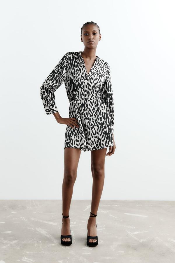 Los vestidos cortos también se apuntan al estampado de moda. Mini vestido con estampado animal en blanco y negro de Zara (29,99 euros). 