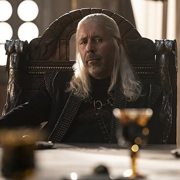 Viserys, el rey que tendrá que tomar importantes decisiones en el peor de los momentos.