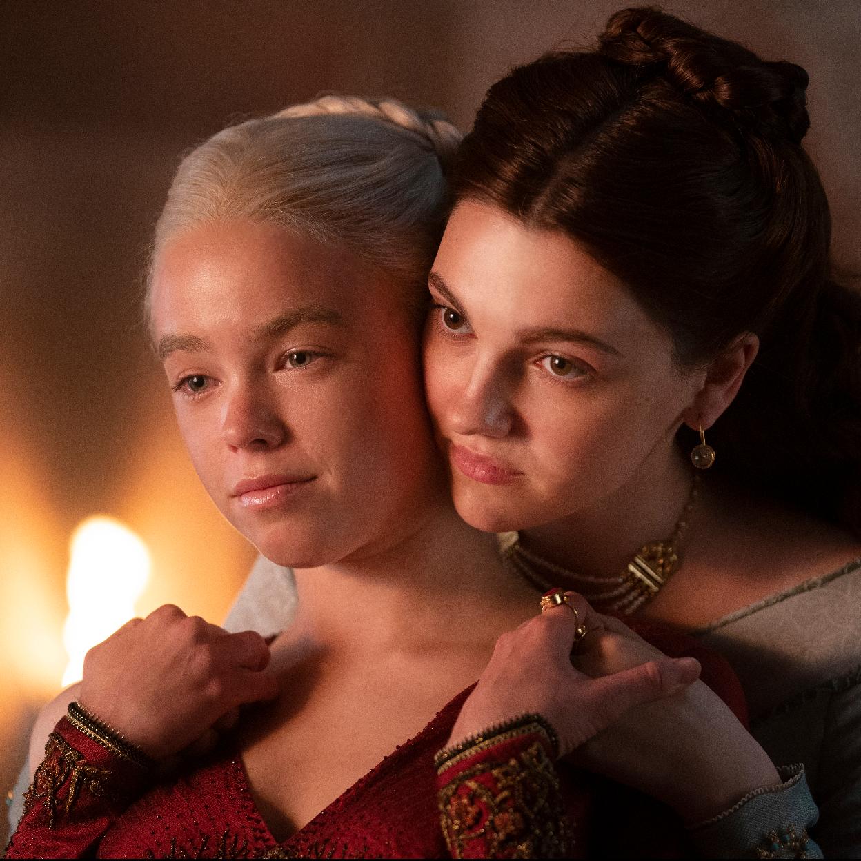 Rhaenyra Targaryen y Alicent, amigas y residentes en la Fortaleza Roja.