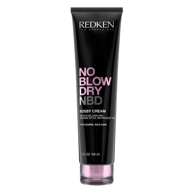 No Blow Dry Bossy Cream de Redken proporciona un secado rápido con control, movimiento y optimización del peinado. El pelo adquiere textura y cuerpo sin esfuerzos, mientras que permite obtener un look natural perfecto, bonito y como salido de la peluquería, pero sin artificios.