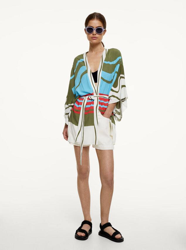 Este modelo con estampado multicolor ha sido confeccionado con un tejido 100% de viscosa.