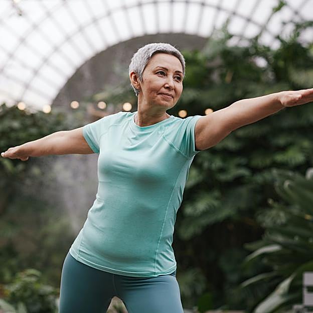Mujer haciendo Tai Chi. 