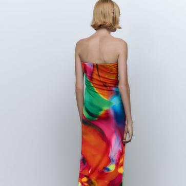 Imagen secundaria 1 - Vestido palabra de honor y con estampado colorido de Zara. 