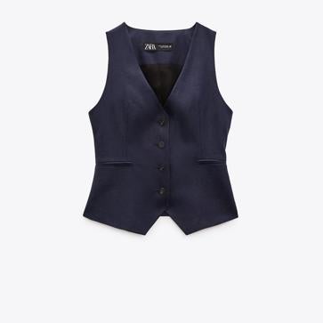 Imagen secundaria 1 - Este conjunto de chaleco y pantalón se ha convertido en un auténtico éxito de ventas de la nueva colección de Zara. Chaleco azul marino de Zara (29,99 euros). Pantalón masculino de tiro alto de Zara (39,99 euros). 