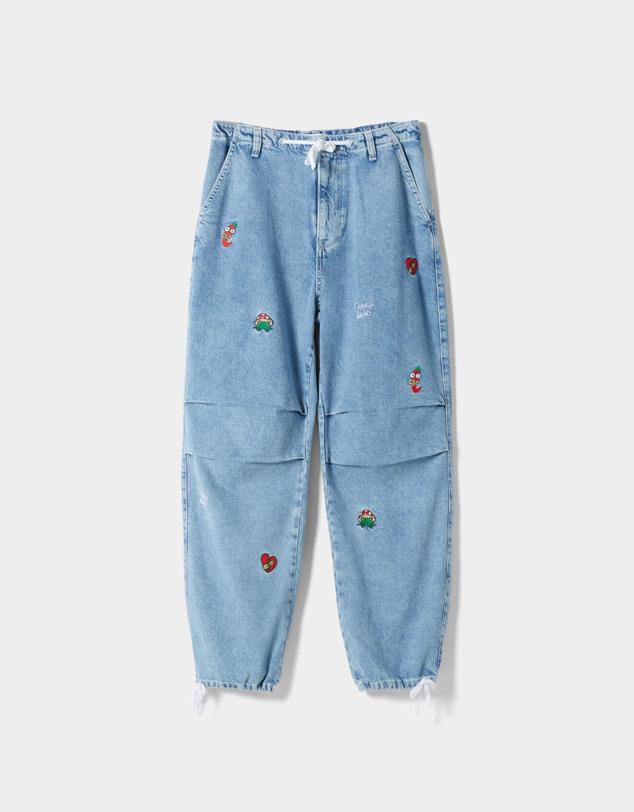 Pantalones parachute tipo jeans con bordados de parches para crear un look desenfadado y juvenil. Son de Bershka. Precio: 35,99 €.