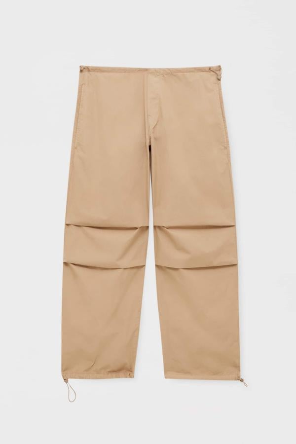 Pantalones parachute largo fluido para combinar con tops tipo corsé. Además, está confeccionado con cierre de goma ajustable tanto en la cintura como en los tobillos. Son de Pull&Bear. Precio: 29,99 €.