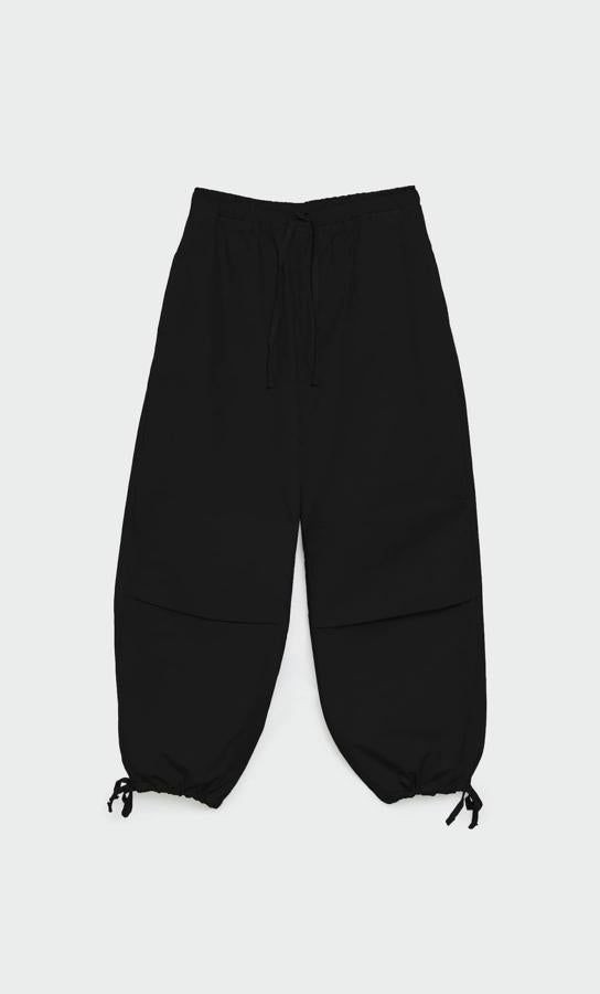 Pantalones parachute confeccionado en popelín y con diseño de tiro bajo. Cuenta con cintura elástica y se puede ajustar con lazada. Son de Stradivarius. Precio: 29,99 €.