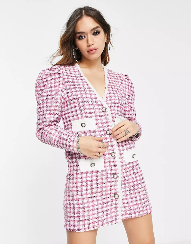 Vestido de tweed corto tipo blazer con botonadura de perlas y manga abullonada. Diseñado con escote de pico y múltiples bolsillos con tapetas. Es de Asos. Precio: 239,99 €. 