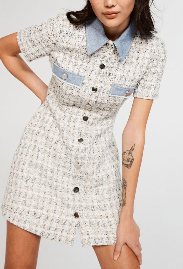 Vestido corto de tweed blanco confeccionado en corte recto y manga corta. Cuenta con acabados vaqueros en el cuello y las solapas. Es de Claudie Pierlot. Precio rebajado: 137,50 €.