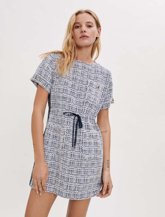 Vestido corto de tweed recto con cintura ajustable mediante lazada. Es de Maje. Precio: 177 €.