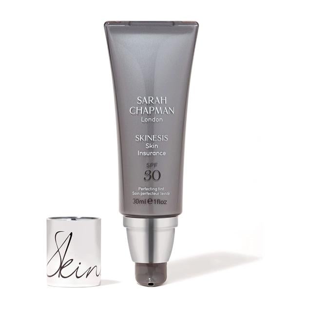 Con SPF30 de amplio espectro y las tecnologías más innovadoras, protege la piel de las radiaciones UVA, UVB, térmica e infrarroja y de los radicales libres. Esta liviana y sedosa fórmula de rápida absorción no es pegajosa, aceitosa y no deja rastros blanquecinos. Precio: 52,56 euros en Amazon. Cómpralo aquí